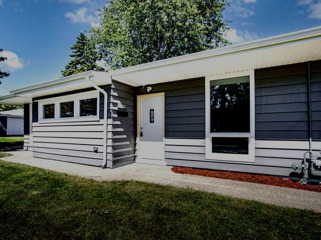 1911 N Hickory Street, Crest Hill, IL 60403