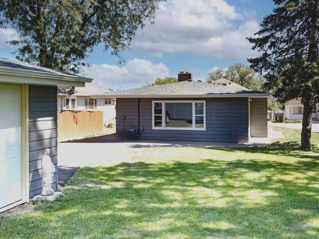 1911 N Hickory Street, Crest Hill, IL 60403