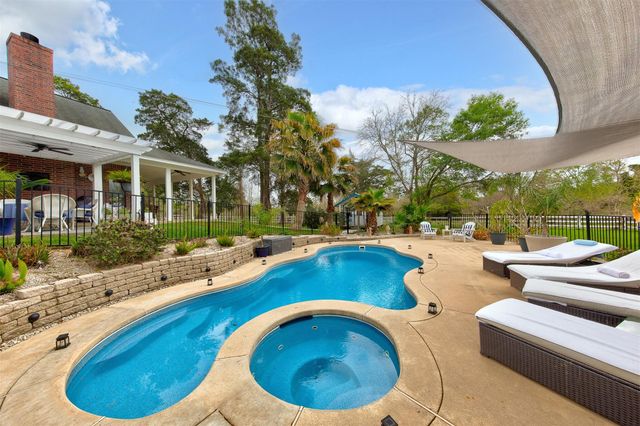 9520 El Chaco Drive, Baytown, TX 77521