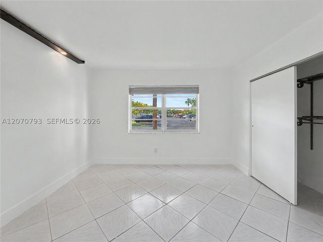 8411 NW 8th St 102, Miami, FL 33126