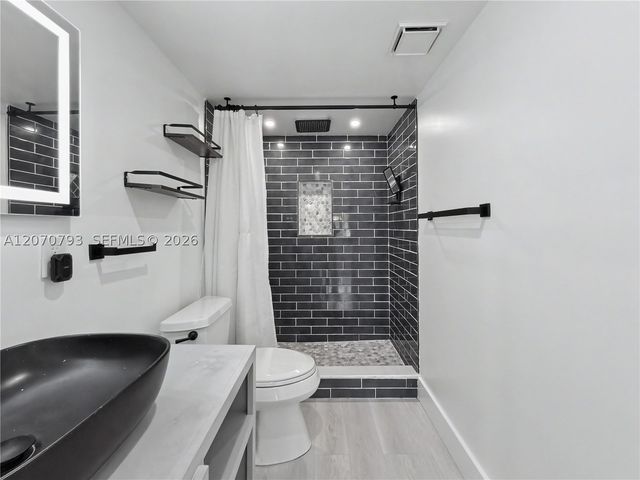 8411 NW 8th St 102, Miami, FL 33126