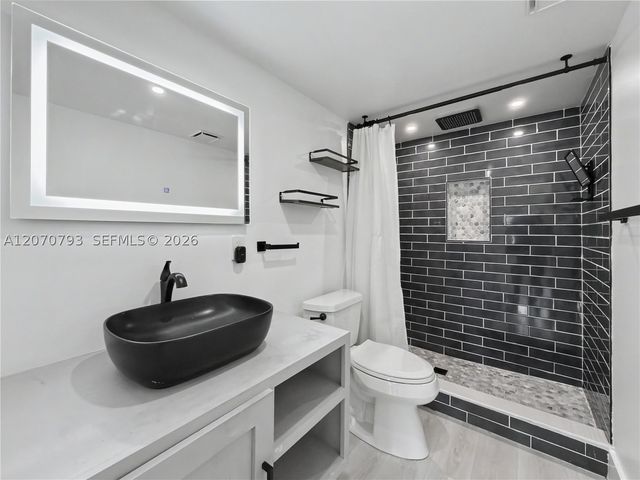 8411 NW 8th St 102, Miami, FL 33126