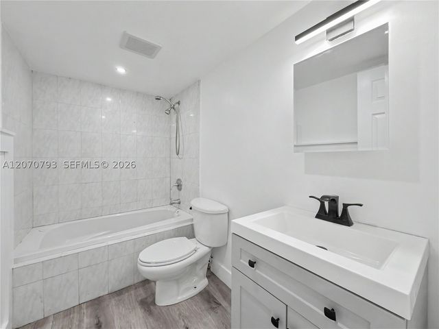 8411 NW 8th St 102, Miami, FL 33126