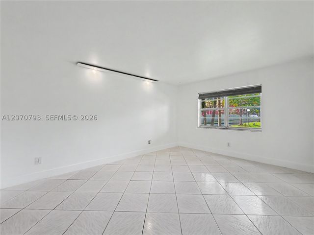 8411 NW 8th St 102, Miami, FL 33126