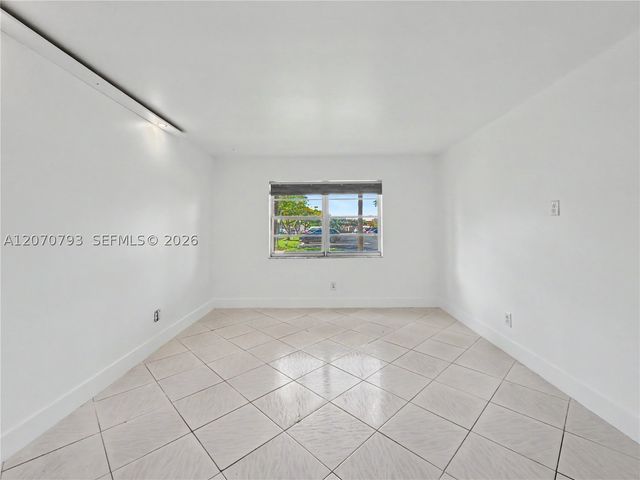 8411 NW 8th St 102, Miami, FL 33126