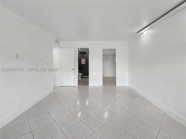 8411 NW 8th St 102, Miami, FL 33126