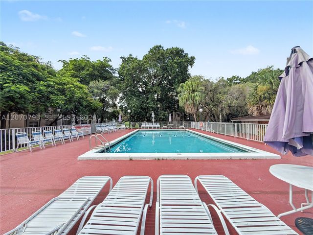 8411 NW 8th St 102, Miami, FL 33126