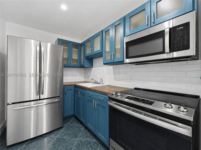 8411 NW 8th St 102, Miami, FL 33126
