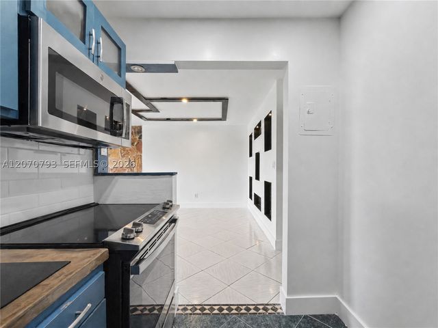 8411 NW 8th St 102, Miami, FL 33126