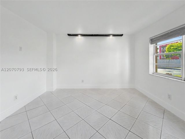 8411 NW 8th St 102, Miami, FL 33126