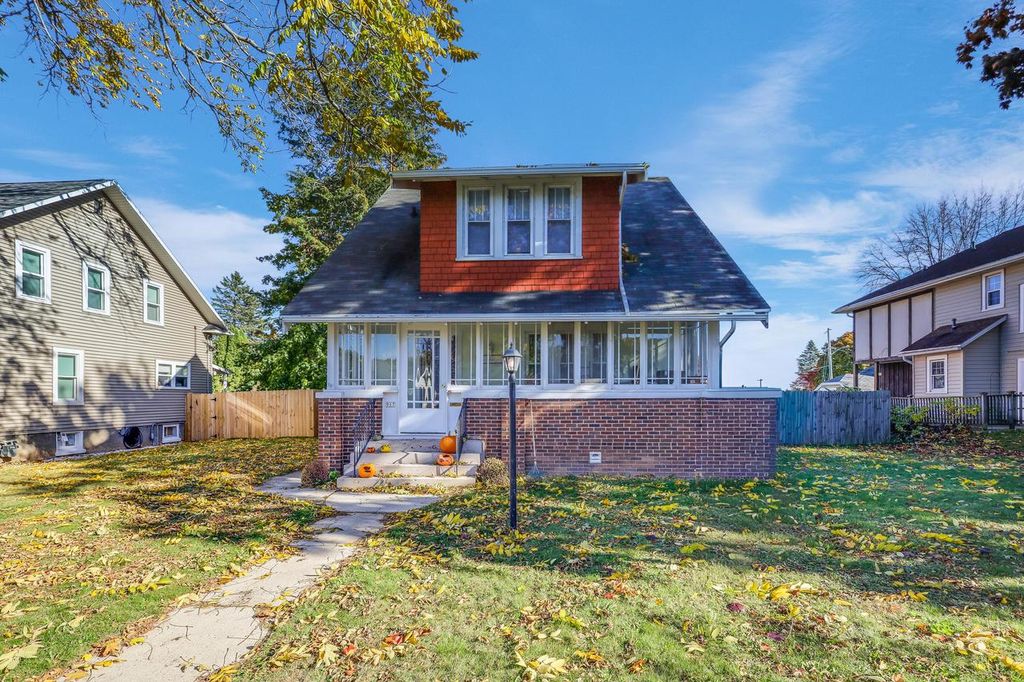 917 N 6th STREET, Manitowoc, WI 54220