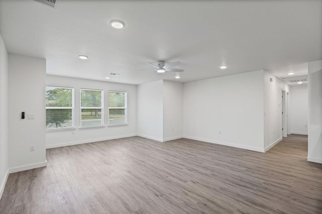 1100 Monte Vista DR, Lockhart, TX 78644