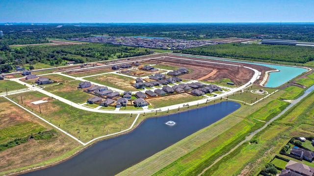 680 Woodhaven Lakes Drive, La Marque, TX 77568