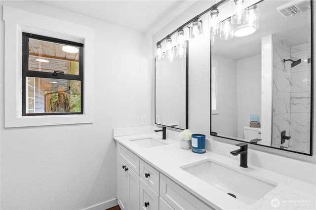 940 Hoppy Trail Way, Camano Island, WA 98282