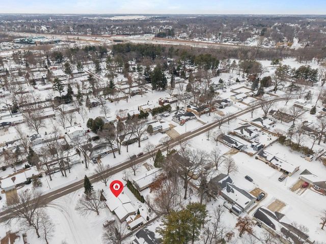 2401 W ROBERTS AVENUE, Grand Chute, WI 54914