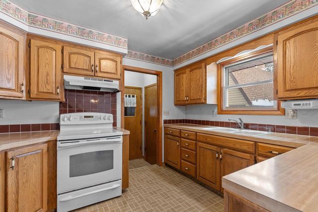 2401 W ROBERTS AVENUE, Grand Chute, WI 54914