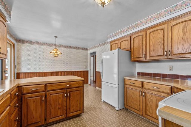 2401 W ROBERTS AVENUE, Grand Chute, WI 54914