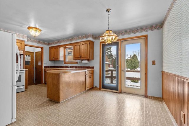 2401 W ROBERTS AVENUE, Grand Chute, WI 54914