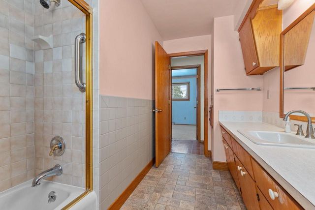 2401 W ROBERTS AVENUE, Grand Chute, WI 54914