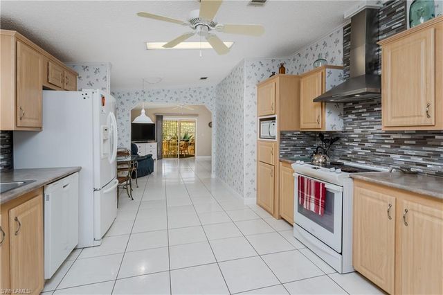 255 Riverwood RD, Naples, FL 34114