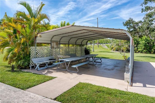 255 Riverwood RD, Naples, FL 34114