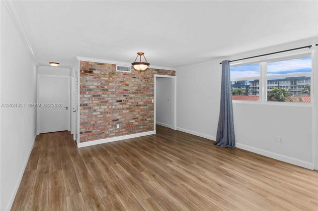16518 NE 26th Ave 405, North Miami Beach, FL 33160