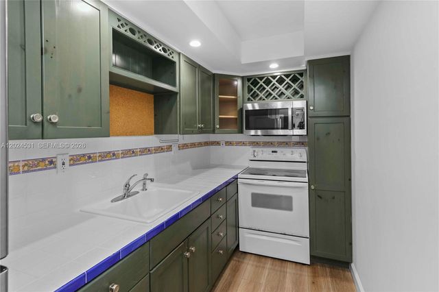 16518 NE 26th Ave 405, North Miami Beach, FL 33160