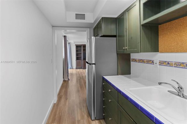 16518 NE 26th Ave 405, North Miami Beach, FL 33160