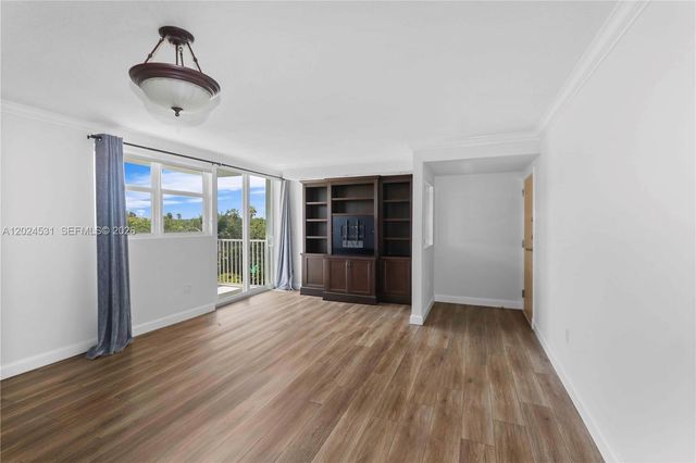16518 NE 26th Ave 405, North Miami Beach, FL 33160