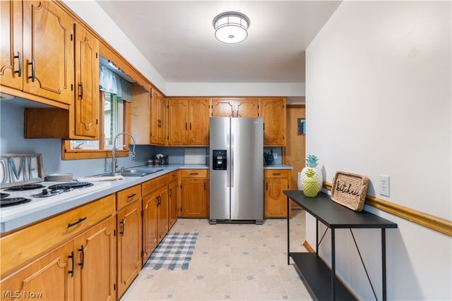 1213 Pleasantview Avenue SE, North Canton, OH 44720