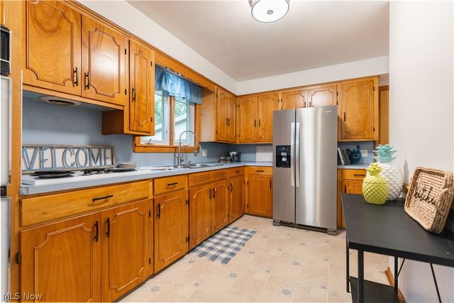 1213 Pleasantview Avenue SE, North Canton, OH 44720