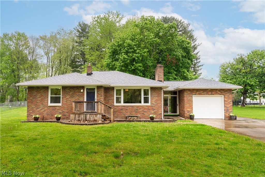 1213 Pleasantview Avenue SE, North Canton, OH 44720