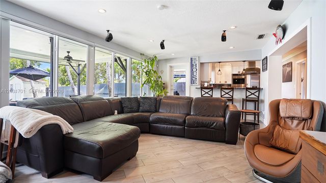 6220 W 10th Avenue, Hialeah, FL 33012