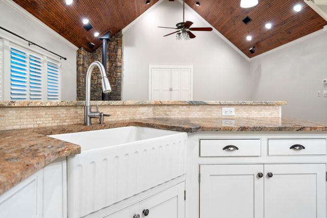 119 College Street, Farmersville, TX 75442