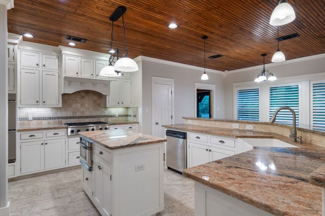 119 College Street, Farmersville, TX 75442