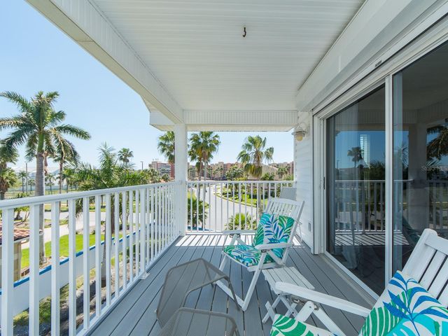 139 YACHT CLUB CIRCLE, North Redington Beach, FL 33708