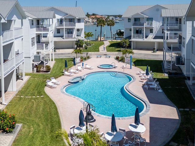 139 YACHT CLUB CIRCLE, North Redington Beach, FL 33708