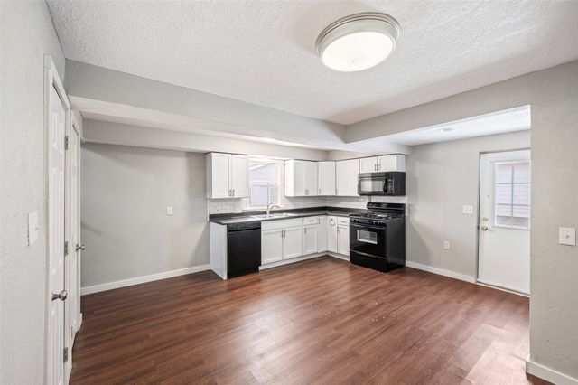 3007 E 8th Street, Des Moines, IA 50316