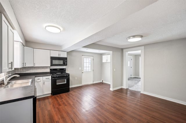 3007 E 8th Street, Des Moines, IA 50316