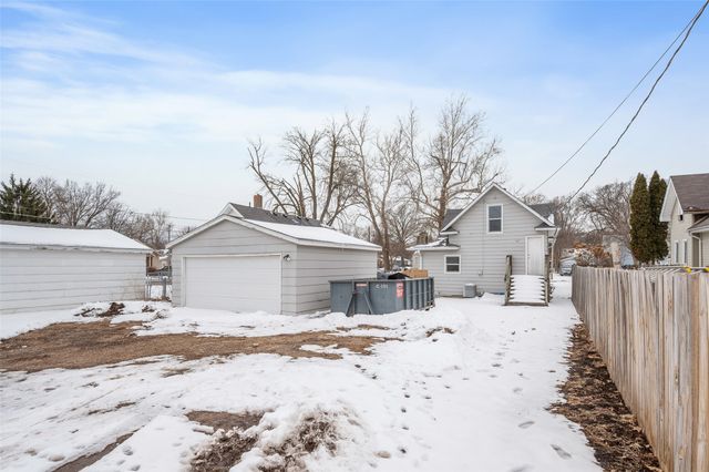 3007 E 8th Street, Des Moines, IA 50316