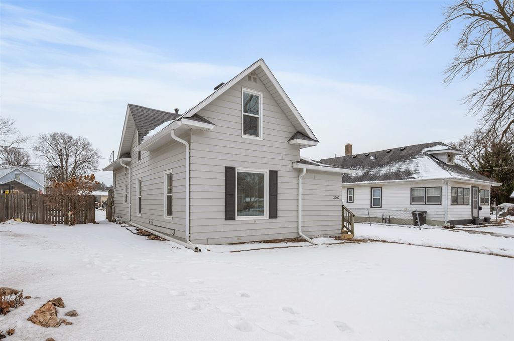 3007 E 8th Street, Des Moines, IA 50316