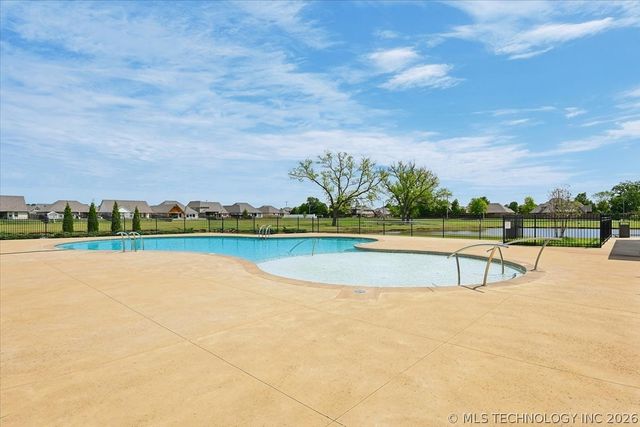 6016 E 126 Place S, Bixby, OK 74008