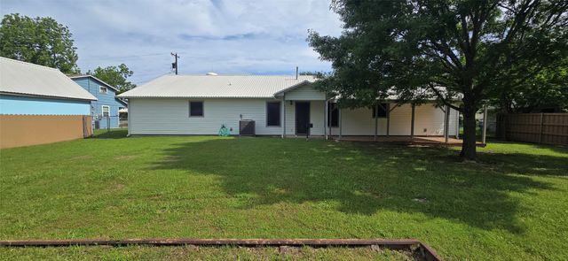 424 E Young Street, Howe, TX 75459