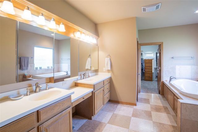 5731 Cimarron Manor, Guthrie, OK 73044