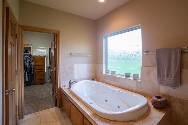 5731 Cimarron Manor, Guthrie, OK 73044