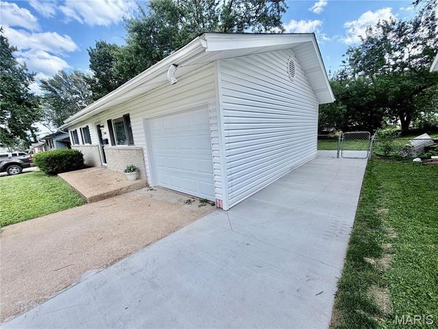 2040 David Drive, Florissant, MO 63031