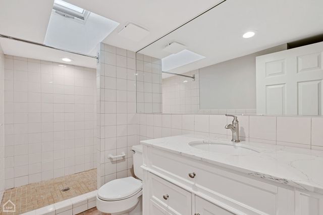 4242 N Kimball Avenue 2, Chicago, IL 60618