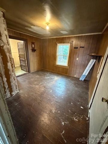 601 S College Street, Dallas, NC 28034