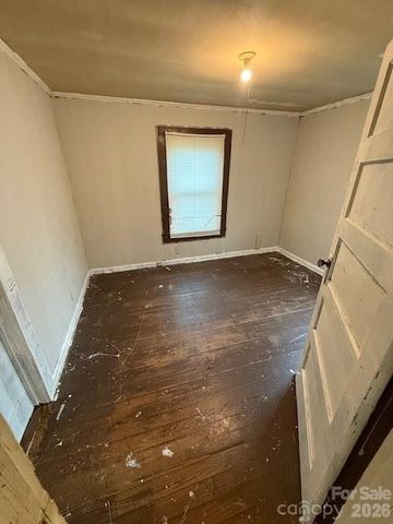 601 S College Street, Dallas, NC 28034