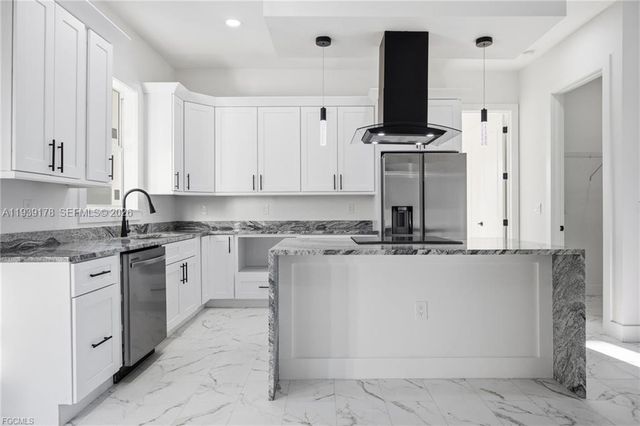 6050 N Moss Cir, La Belle, FL 33935